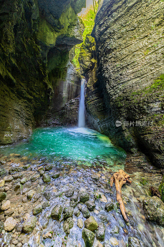 令人惊叹的Kozjak瀑布隐藏在朱利安阿尔卑斯峡谷附近Kobarid, Primorska，朱利安阿尔卑斯，俄罗斯，欧洲